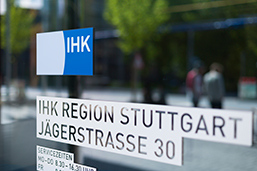 Glasaufkleber mit Adresse der IHK am Eingang zum IHK-Geb&auml;ude