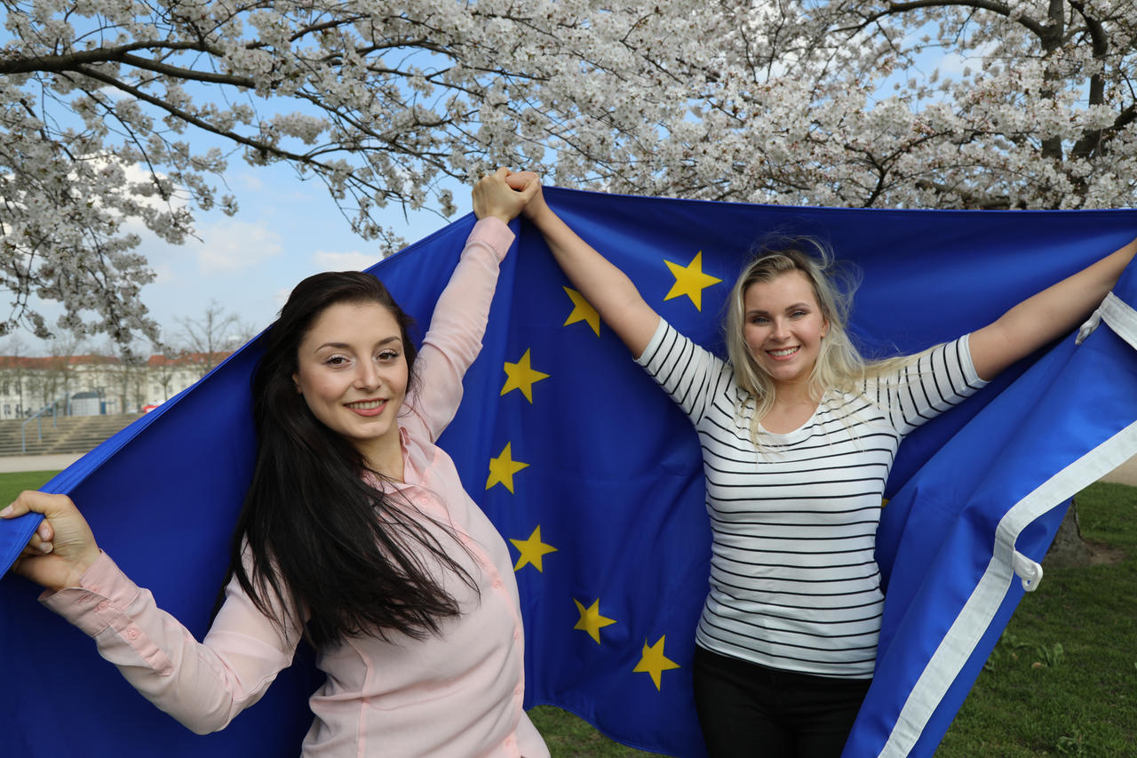 Junge Frauen mit EU-Flagge