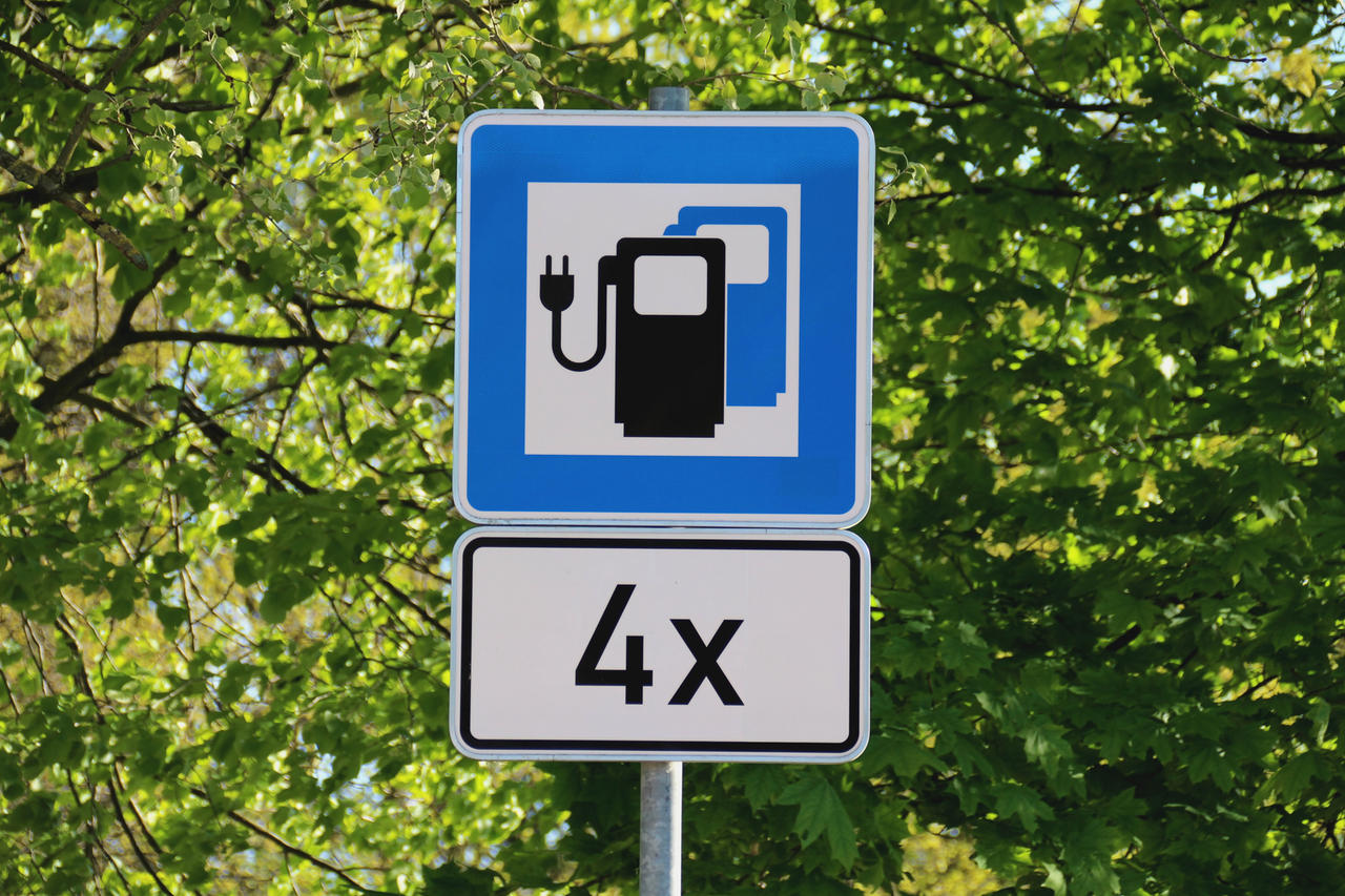 Elektrotankstelle_AdobeStock_267480960