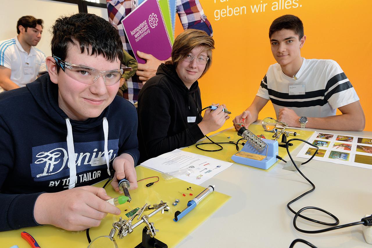 Symbolbild drei Jungs l&ouml;ten etwas beim TecDay