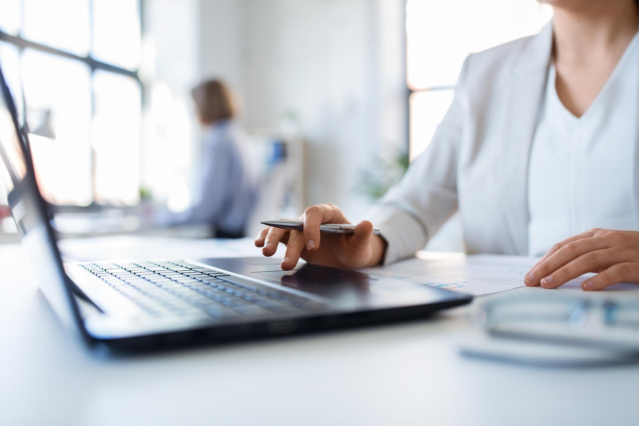 Laptop B&uuml;ro AdobeStock_274413590