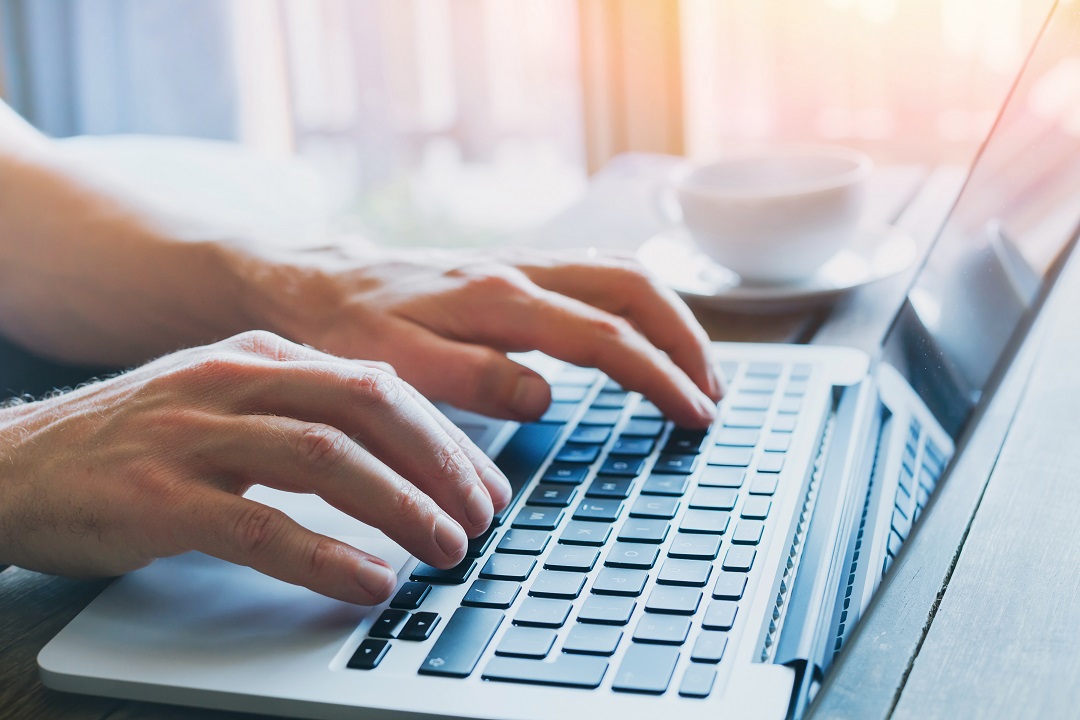 Hände die am Laptop arbeiten