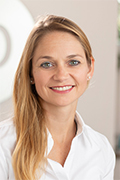 Frau im Porträt mit weißer Bluse.