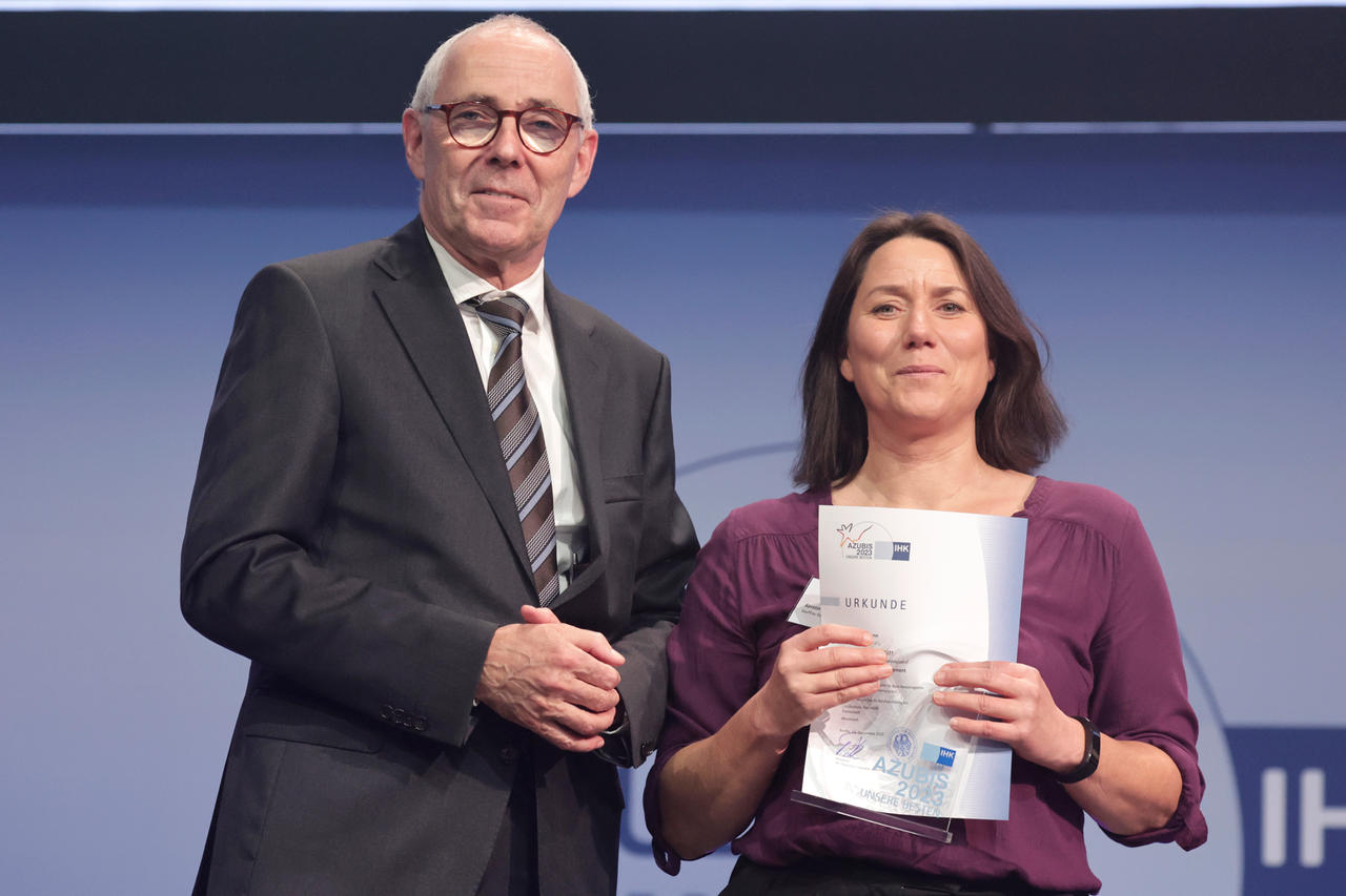 Peter Adrian, DIHK-Präsident, und Kerstin Lehmann, Hochschule Darmstadt, bei der Bundesbestenehrung 2023. 
