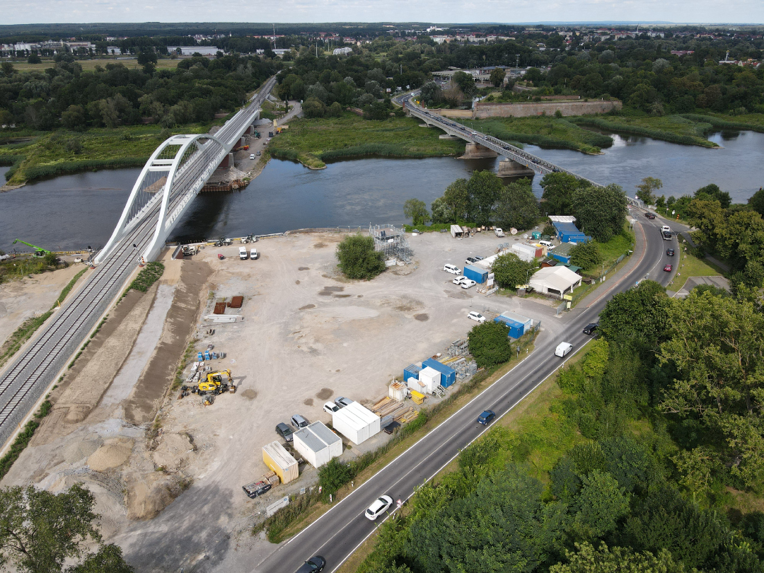 Luftbild von der neuen Bahnbr&uuml;cke und der alten Autobr&uuml;cke an der Oder zwischen K&uuml;strin-Kietz und Kostrzyn.