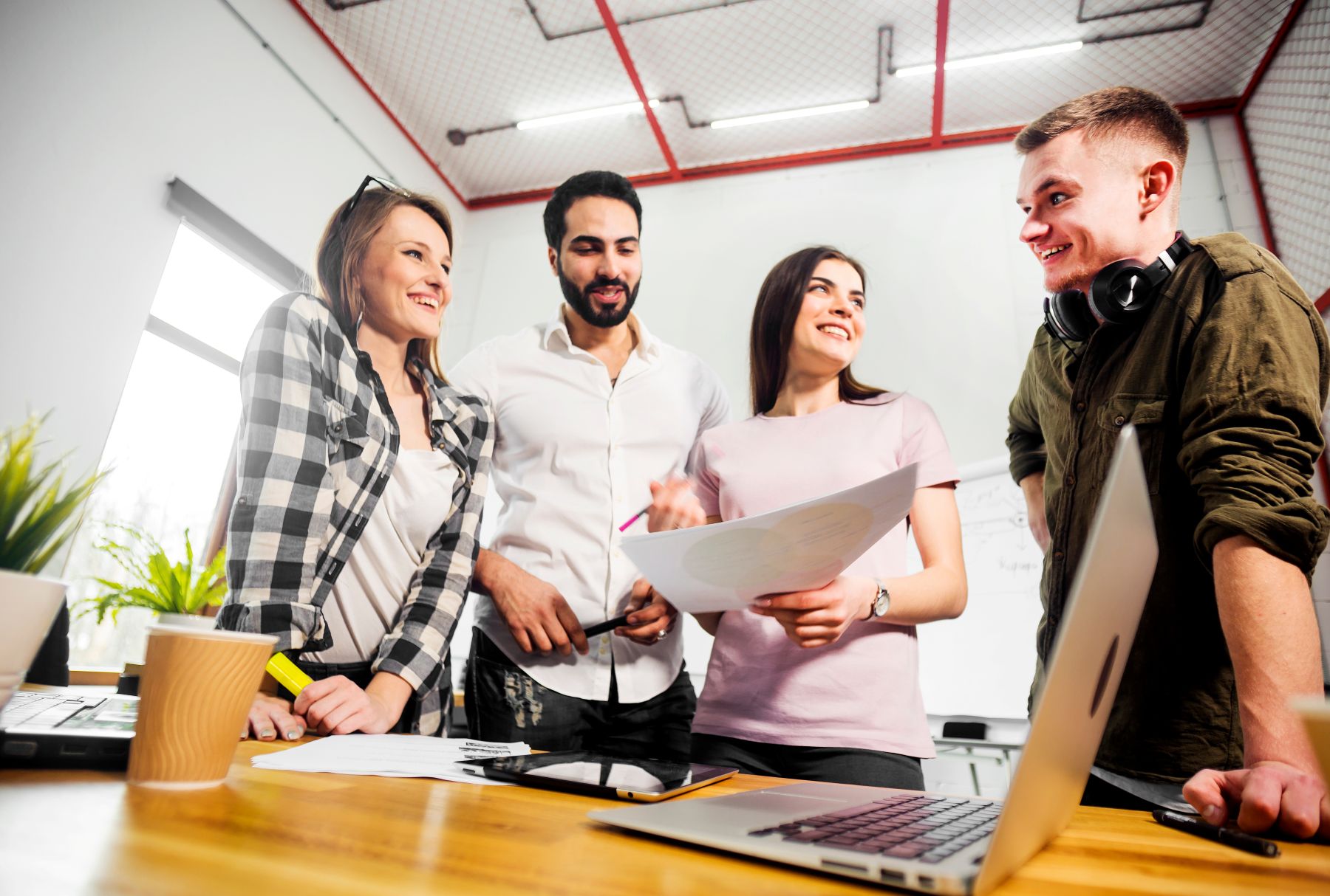 Junges Team bei der Zusammenarbeit im modernen Büro