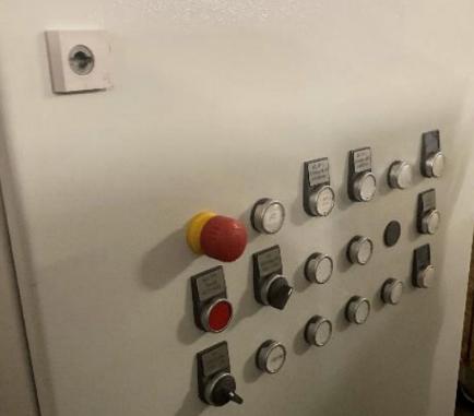Bedienfeld mit Not-Aus-Schalter und mehreren Steuertastern