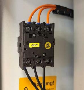 Elektrisches Bauteil mit angeschlossenen Leitungen im Schaltschrank