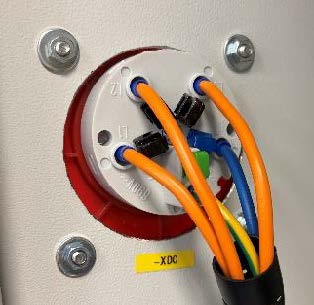 Industrie-Steckdose mit angeschlossenen Stromleitungen