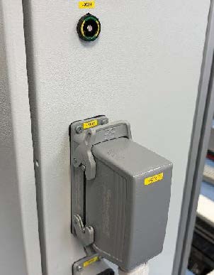 Schutzleiteranschluss und Industrie-Steckverbinder am Schaltschrank