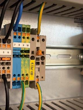Verdrahtete Reihenklemmen mit Schutzleiter in einem Schaltschrank