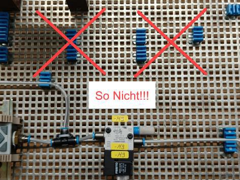 Montageplatte mit Pneumatikleitungen und Hinweis „So nicht“