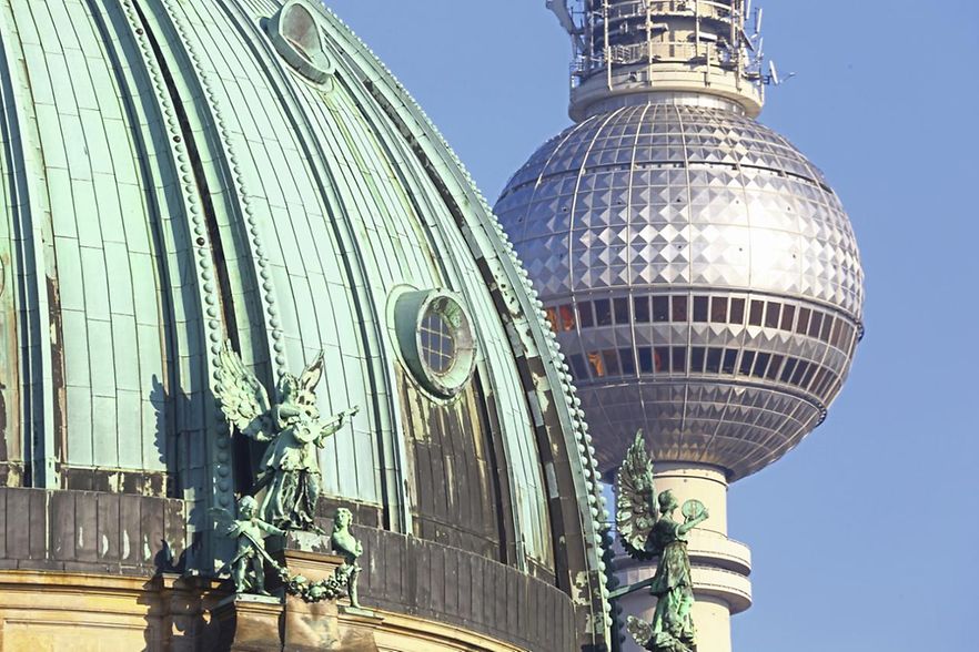 Kathedrale in Berlin und Fernsehturm