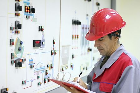 Arbeiter im Kontrollraum
