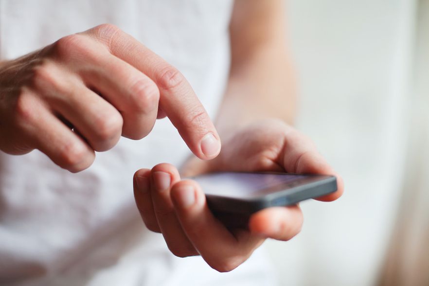 Tippende Hand auf Smartphone