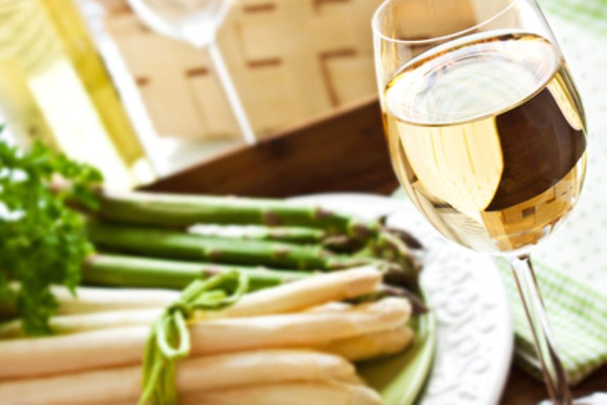 Wei&szlig;wein - gr&uuml;ner und wei&szlig;er Spargel