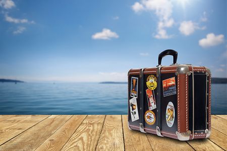 Koffer am See Meer