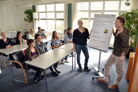 Ausbildungsbotschafter besuchen die Sch&uuml;ler in den Schulen vor Ort und pr&auml;sentieren am Flipchart