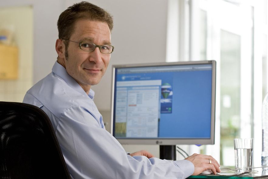 Mann vor Monitor