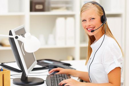 Junge Frau am Telefon