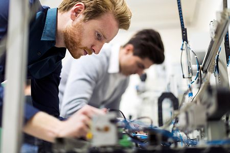 Zwei Ingenieure arbeiten an elektronischen Komponenten