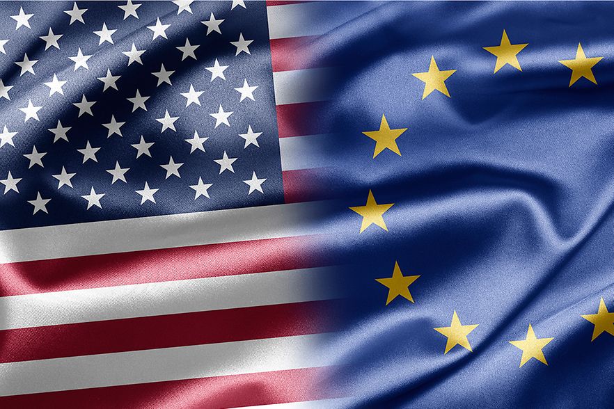 Flaggen der USA und EU bilden gemeinsam eine Flagge
