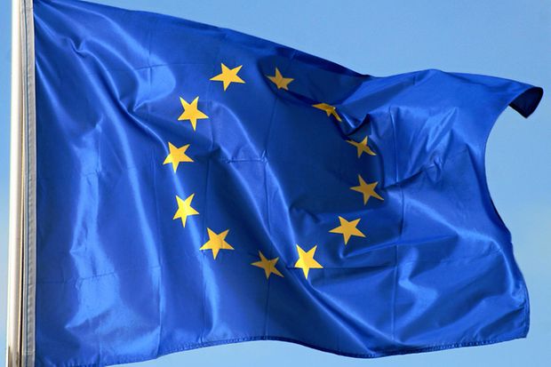 Die Europaflagge weht im Wind.