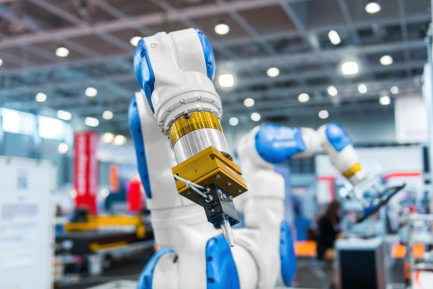 Computer-Arm steuert Prozesse im Unternehmen. 