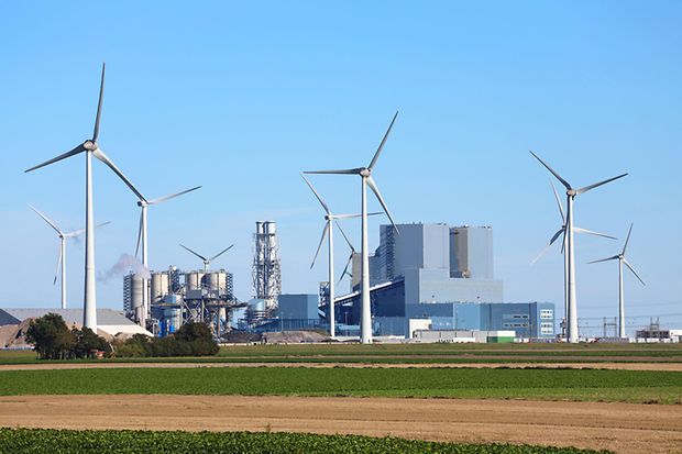 Fl&auml;che mit Industrieunternehmen, Landwirtschaft und Windkraftr&auml;dern. 