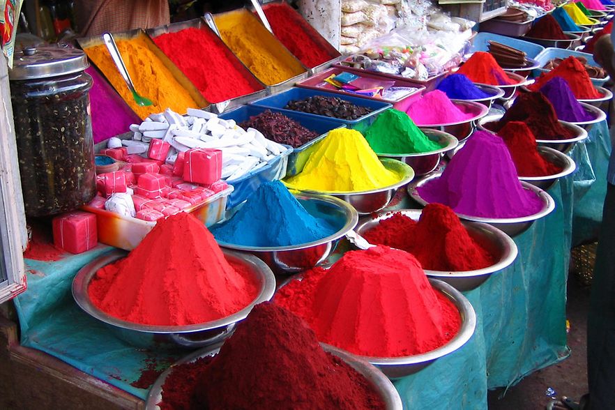 Zu sehen sind bunte Gew&uuml;rze auf einem Basar.