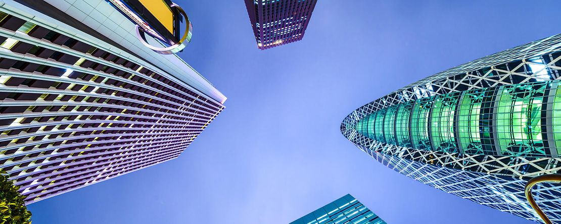 Der Fotograf hat Hochh&auml;user in Tokio bei Abend fotografiert.