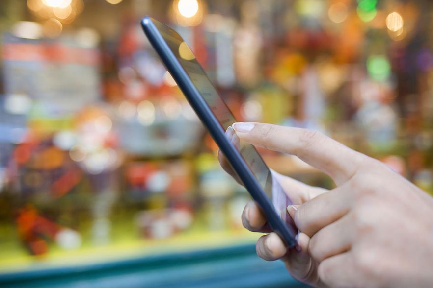 Tablet vor einem Schaufenster