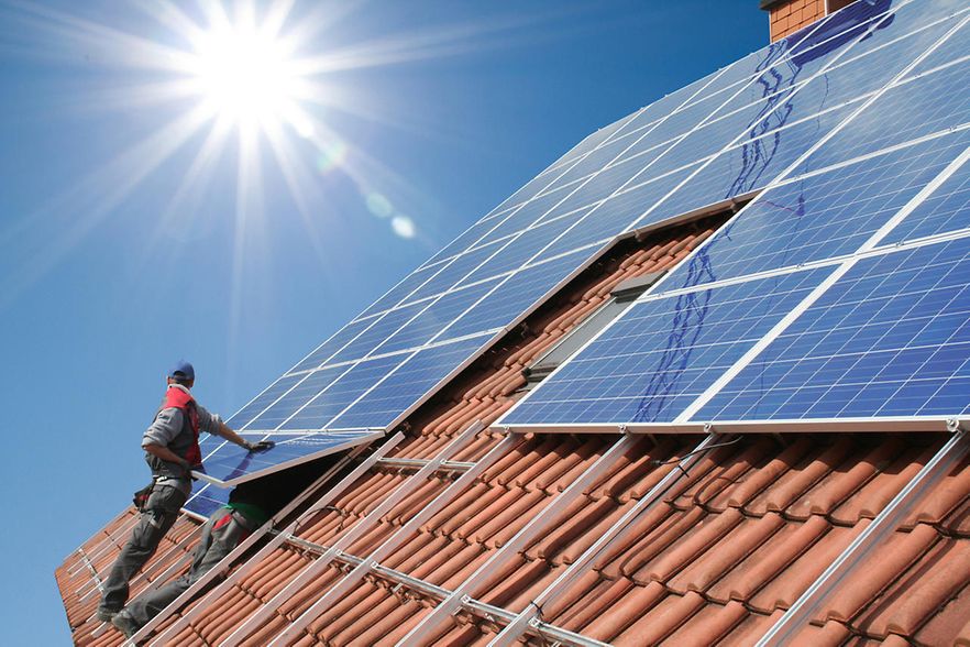Eine Solaranlage wird auf ein Dach angebracht.