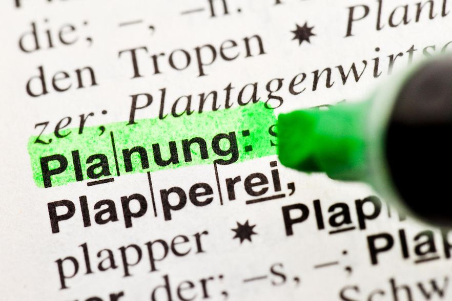 Jemand markiert den Dudeneintrag Planung mit einem gr&uuml;nen Textmarker.