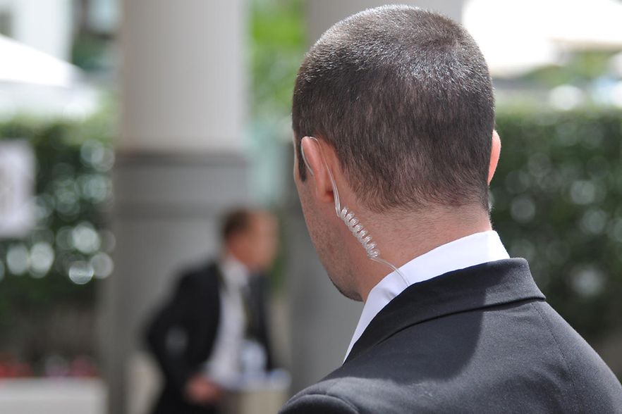 Personensch&uuml;tzer von hinten fotografiert.