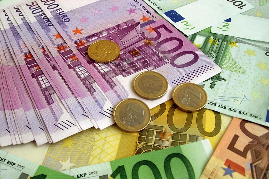 Jemand hat Euro-Scheine und M&uuml;nzen auf einen Haufen gelegt.