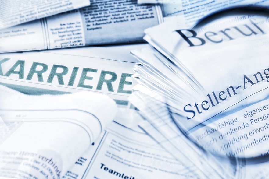 Stellenangebote in verschiedenen &uuml;bereinander liegenden Zeitungen