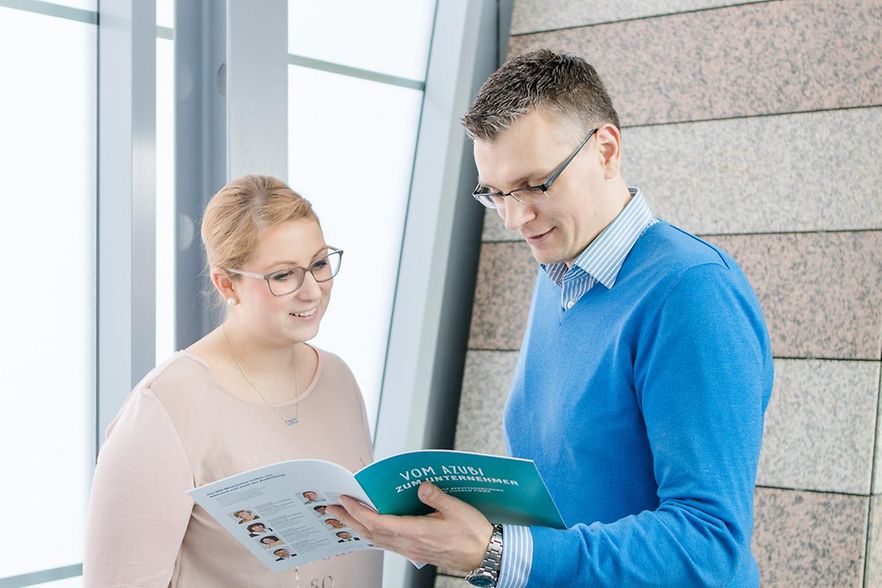 Junge Frau und Mann besprechen Fragen