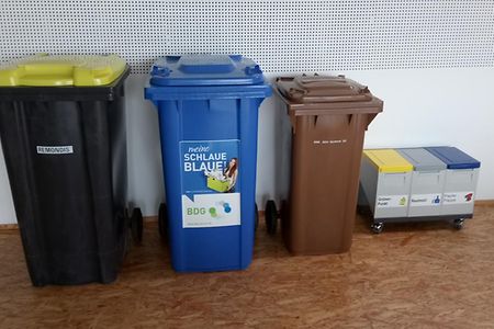 Verschiedene M&uuml;lltonnen