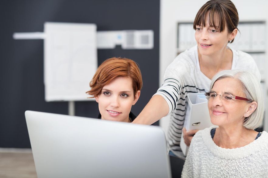 Kolleginnen arbeiten zusammen am Computer