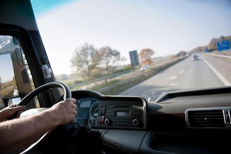 Blick aus der Fahrerkabine eines Lkw auf der Autobahn