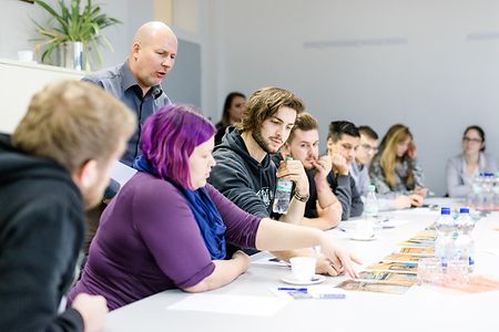 Auszubildende sitzen am Tisch w&auml;hrend eines Workshops