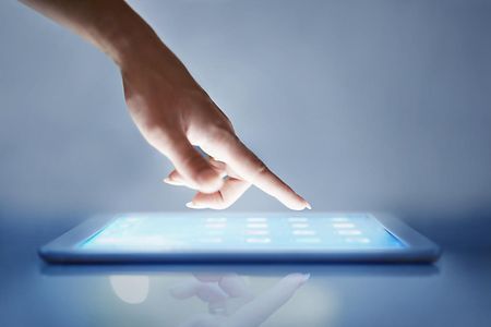Finger ber&uuml;hrt Touchscreen