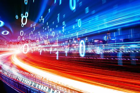 Digitalisierung, Zahlen Null und Eins auf blau-roten Strahlen