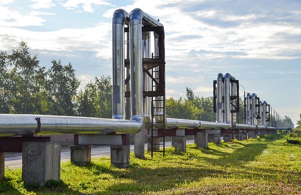 Eine Pipeline verläuft parallel zu einer Straße.