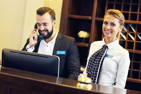 zwei Hotelmitarbeiter an der Rezeption