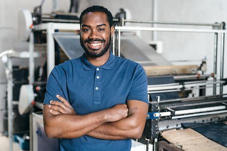 Mann im Kunststoffbetrieb