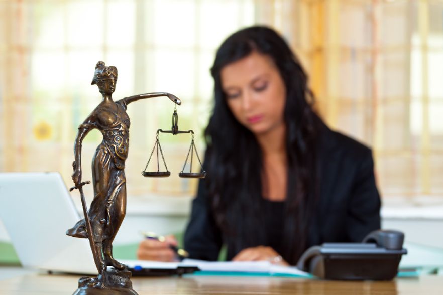 Rechtsanw&auml;ltin und Justitia-Figur