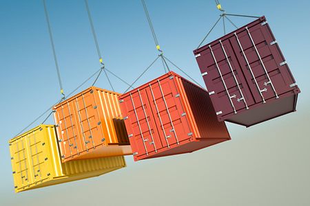Vier Schiffcontainer am Kran in der Luft schwebend