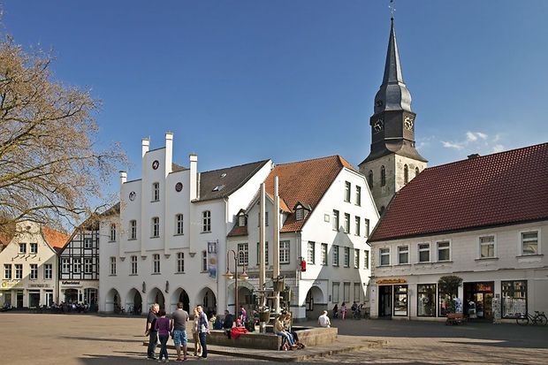 Marktplatz mit Stadtmuseum und Sankt Stephanus Kirche in Beckum